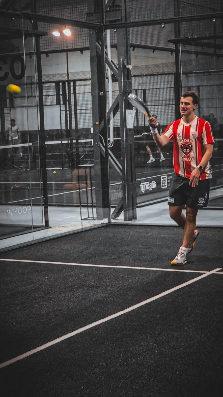 Ein Spieler im rot-weiß gestreiften St. Pauli Bóbrs Home Jersey beim Padel