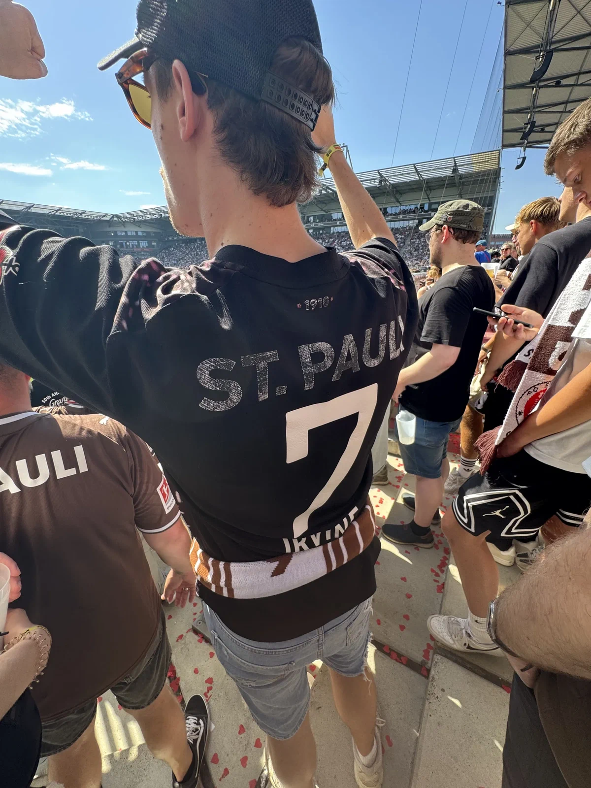 Fan im schwarzen St.-Pauli-Trikot mit der Nummer 7 und dem Namen Irvine auf der Tribüne