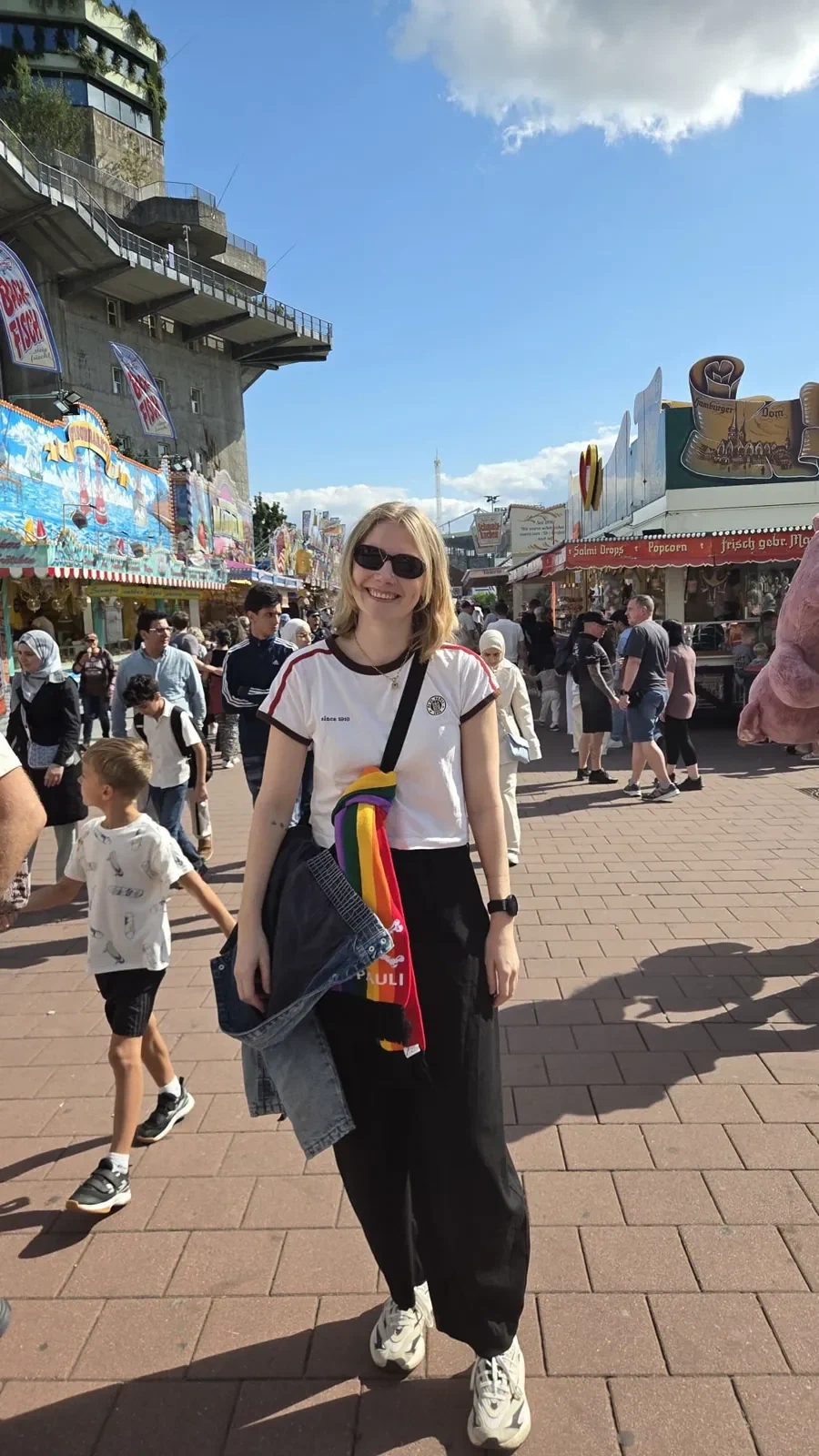 Bóbr Larry im St.-Pauli-Shirt mit Regenbogenschal auf dem Hamburger Dom